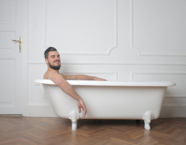 Ein Mann sitzt in einer Badewanne