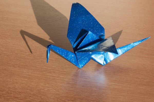 Ein Origami-Schwan würde aus Glitzerpapier gefalten