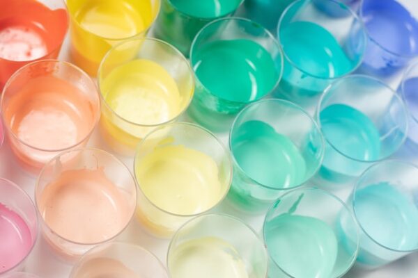 In einigen Gläsern wurden Flüssigkeiten in verschiedenen Farben verteilt