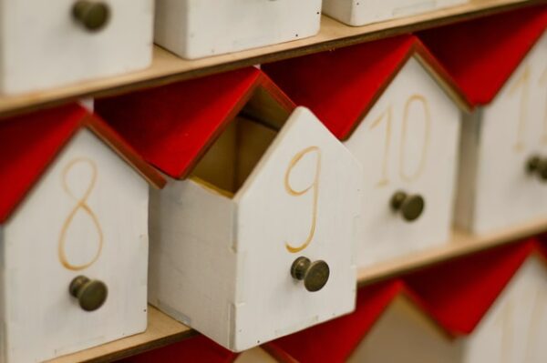 Ein Adventskalender in Form von kleinen Häusern mit Schubladen
