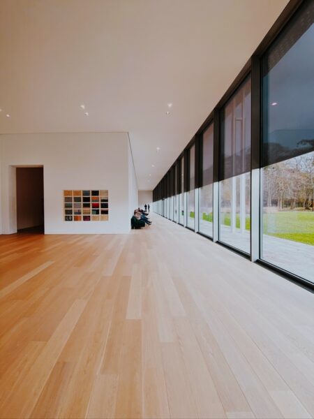 Ein Museum mit großer Fensterfront und einem Holzboden mit Epoxidharz-Beschichtung